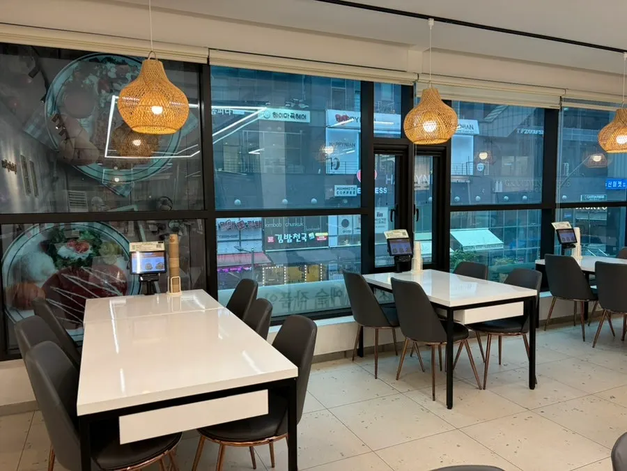 Mesas junto a la ventana para 4-6 personas y para dos en Tteudon Magok Branch