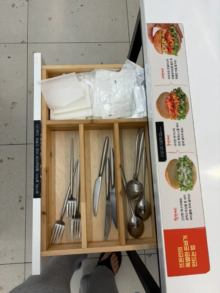Cajón self-service junto a la mesa con toallitas y cubiertos