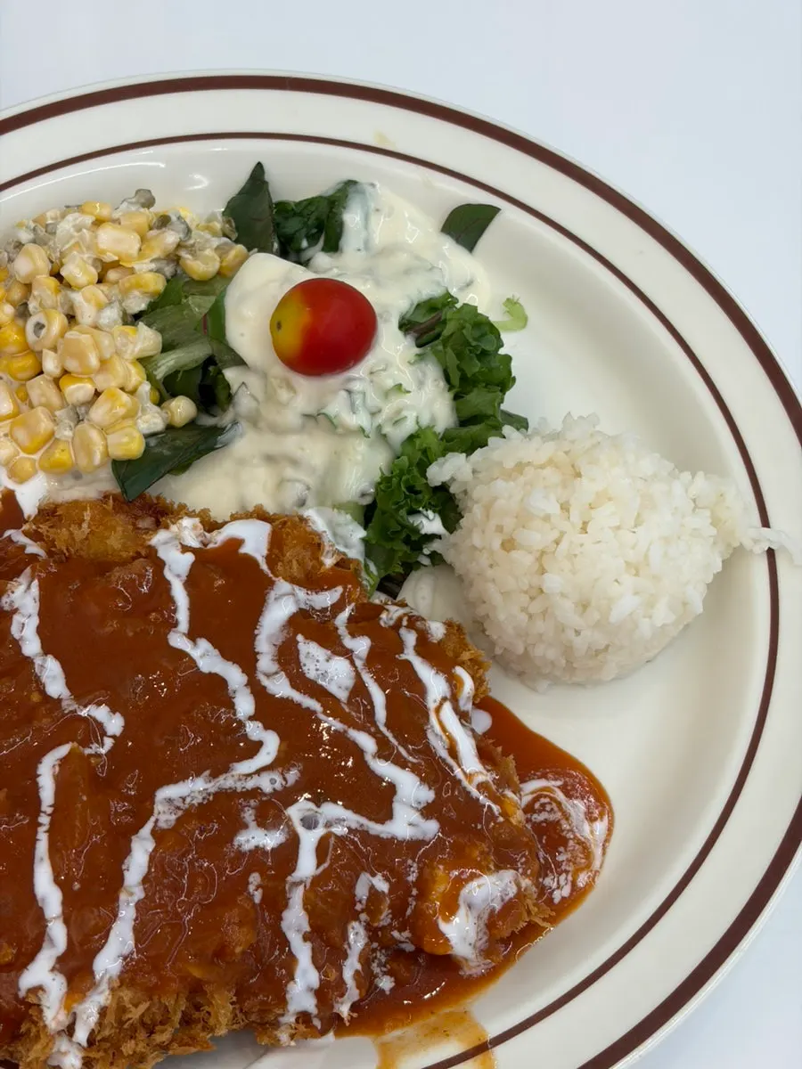 Mesa servida con tteudon-katsu y udon frío juntos