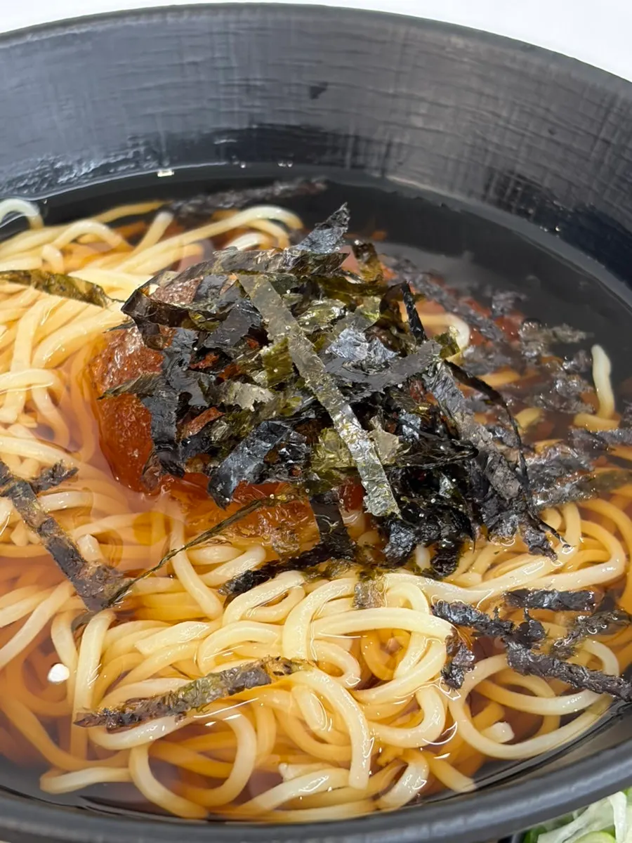 Udon frío con fideos gruesos en caldo estilo naengmyeon