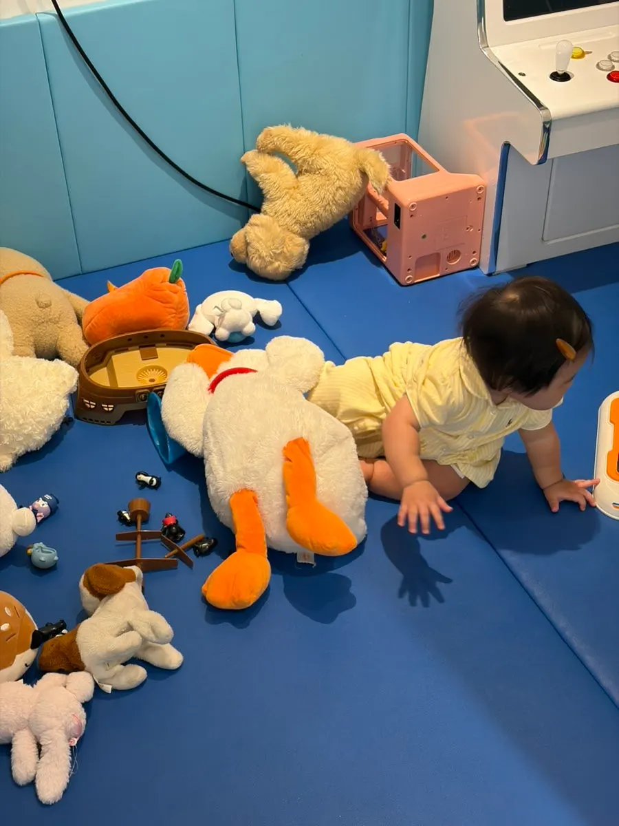 Mesa con silla de bebé y vajilla infantil