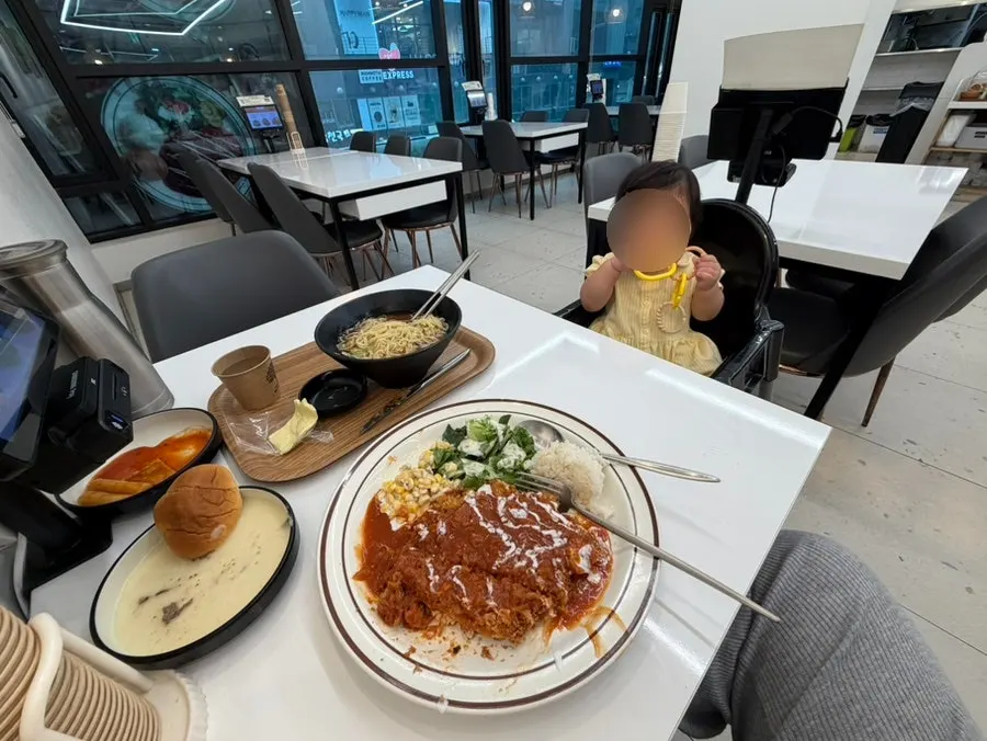 Bebé mirando la mesa llena de comida