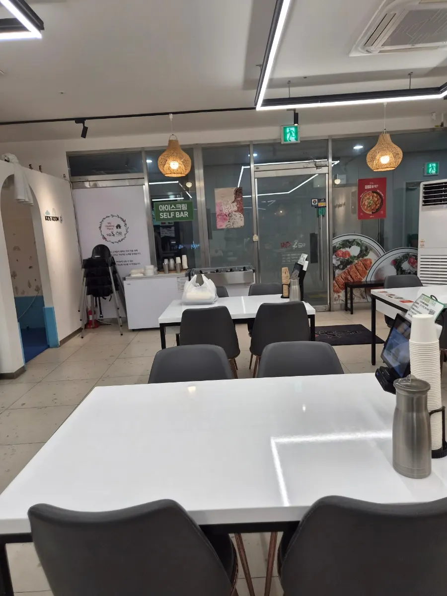 Spacious seating area at Tteudon Magok Branch