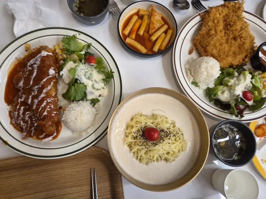 Table set with both cheese cutlet and Tteudon cutlet