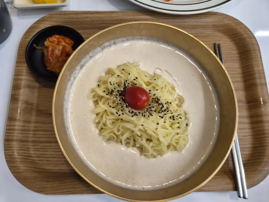 A bowl of kong-guksu at Tteudon Magok Branch