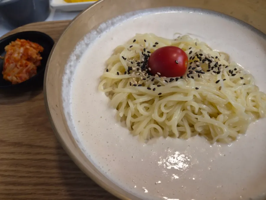 Kong-guksu with a generous portion of noodles at Tteudon Magok Branch