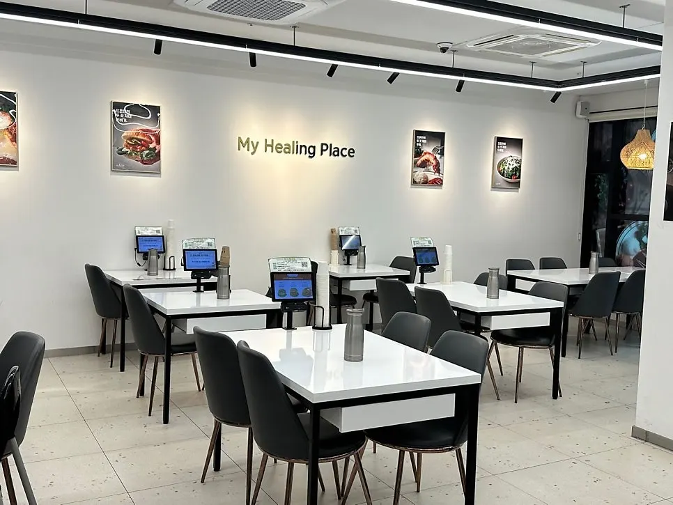 Bright, clean dining room interior at Tteudon Magok Branch