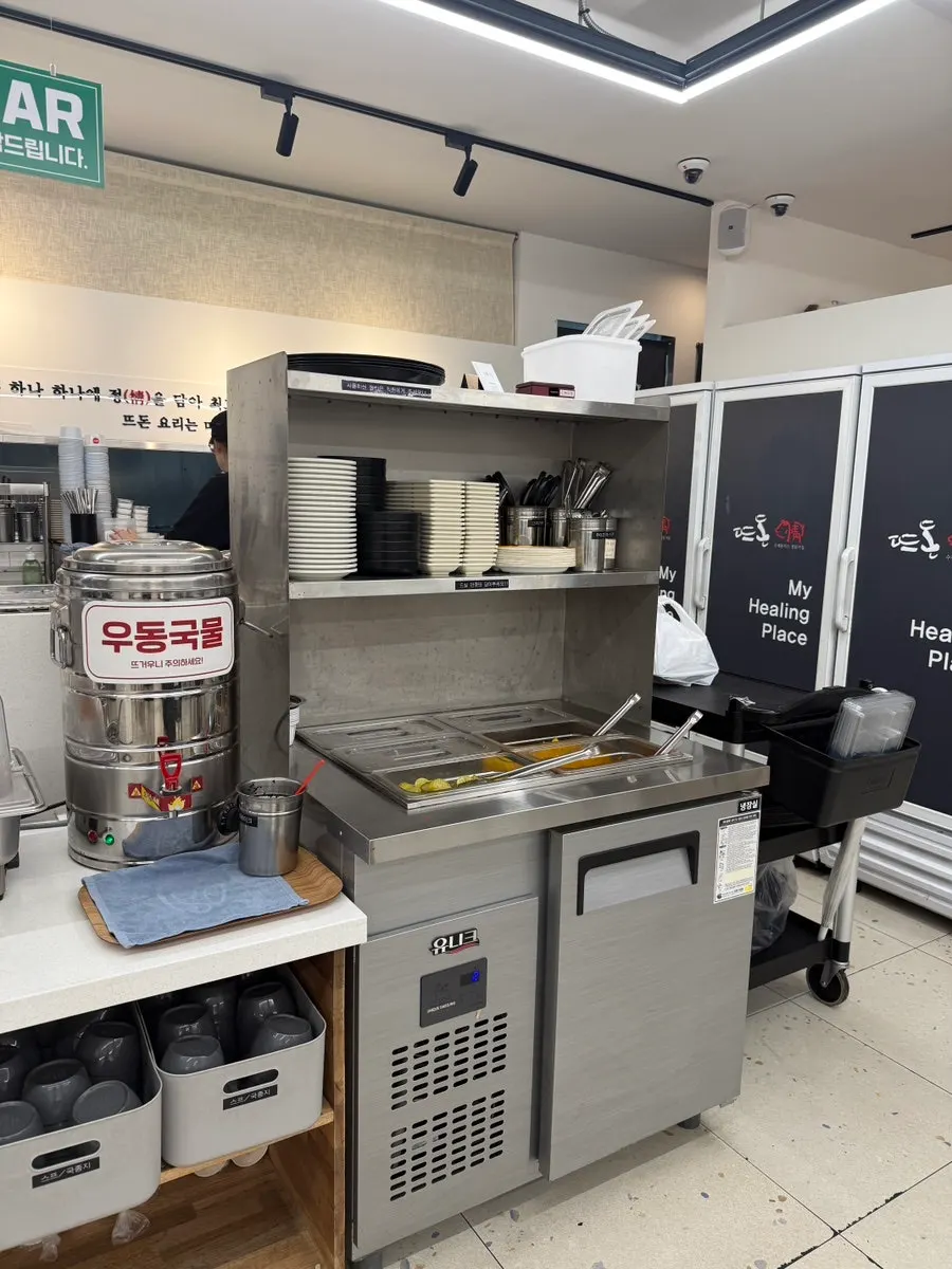 무한리필 안내가 있는 셀프바 모습