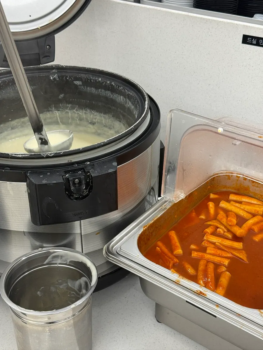 셀프바에서 담아온 떡볶이