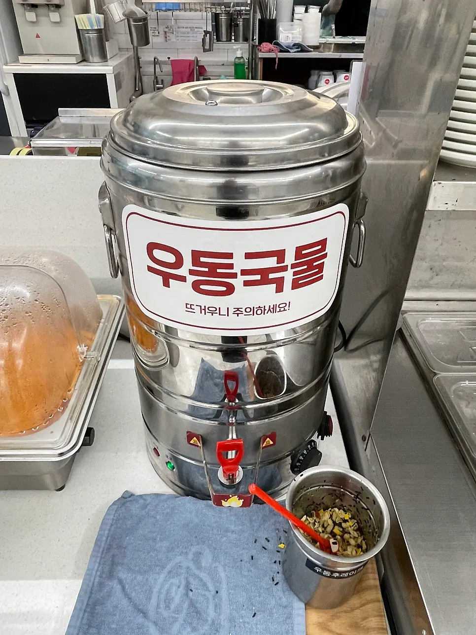 셀프바에서 떡볶이와 반찬을 담은 접시