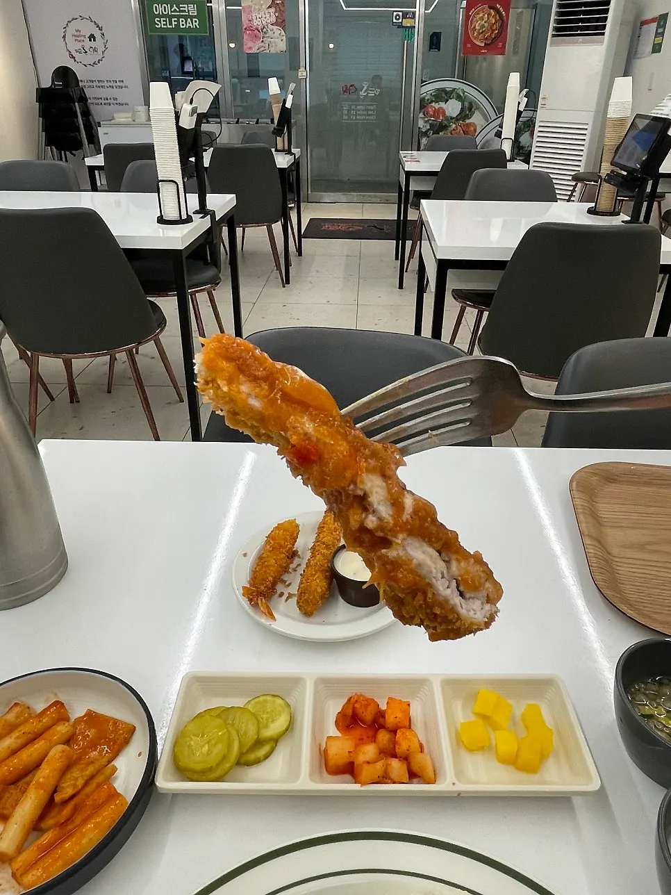 소스에 적셔진 경양식 돈가스 단면