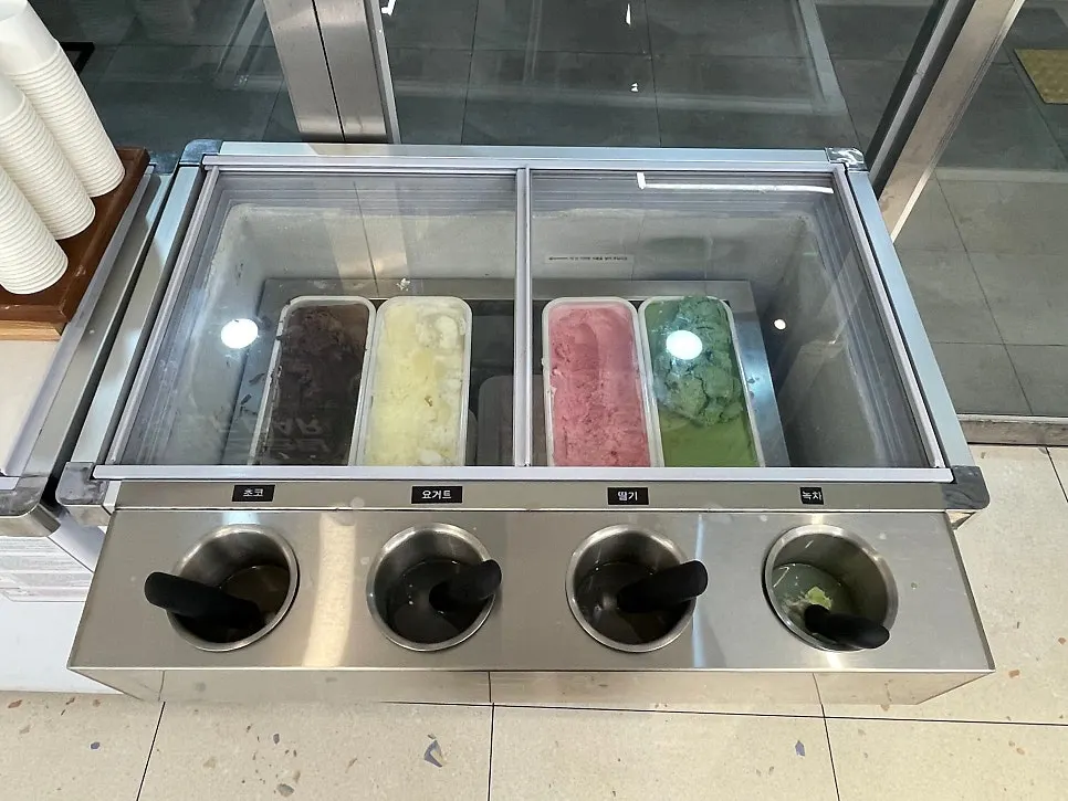 네 가지 맛 셀프 아이스크림과 외부용 컵
