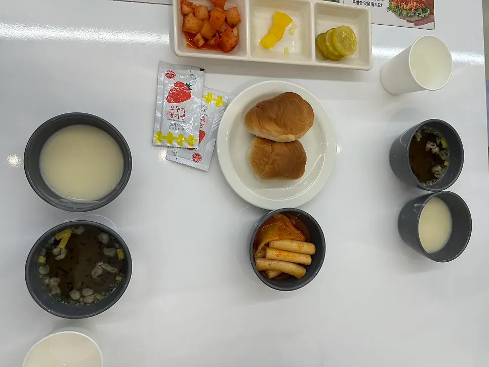 테이블에 올린 수프와 떡볶이, 모닝빵