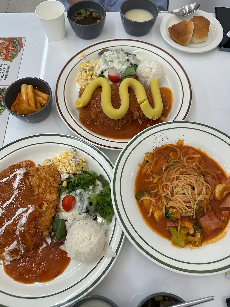 세 메뉴가 차려진 뜨돈 마곡점 테이블
