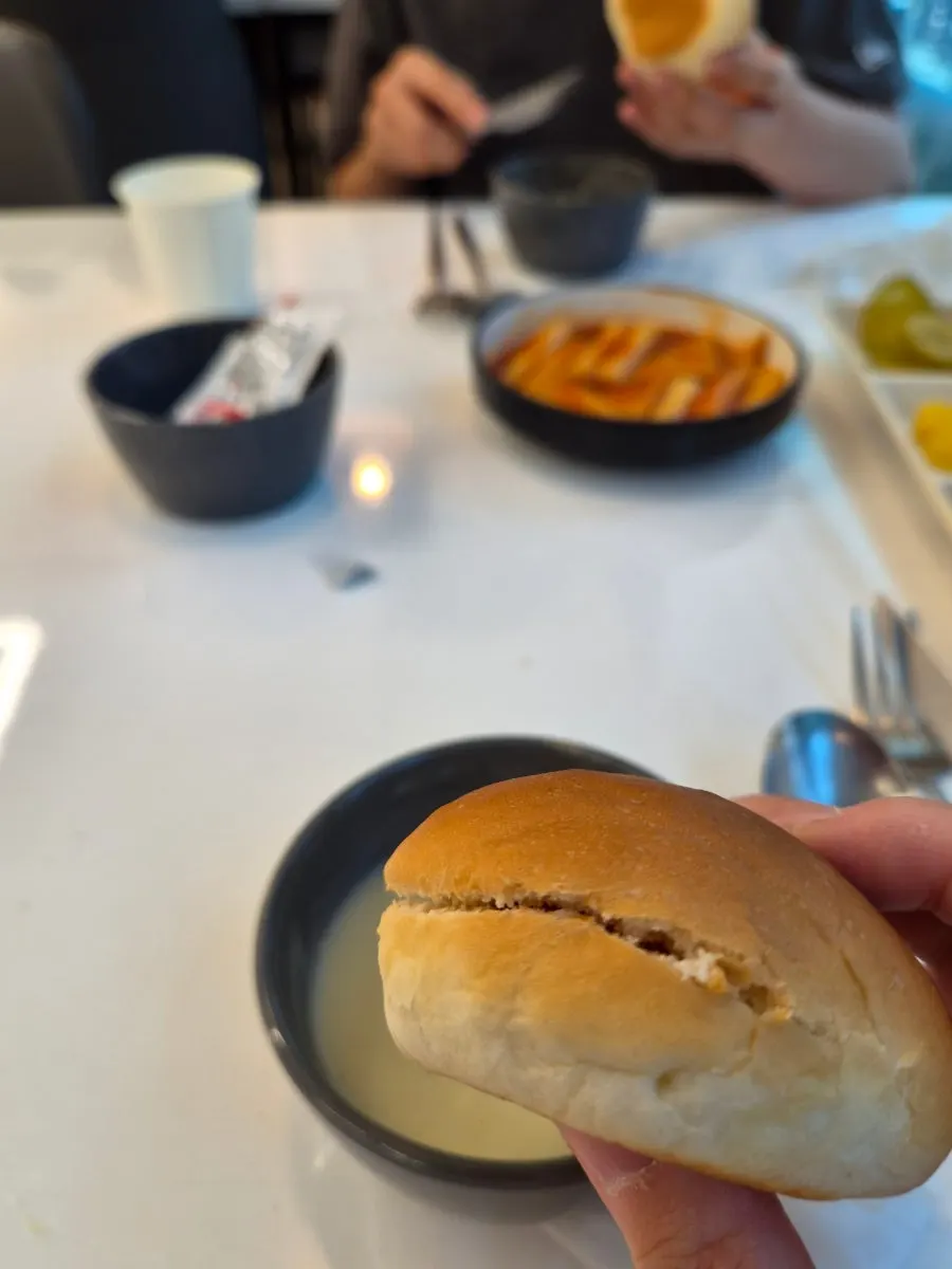 셀프바에 준비된 모닝빵과 딸기잼