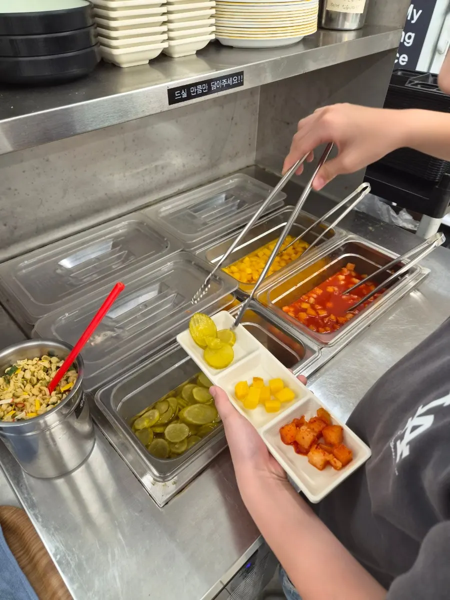 접시에 담아온 셀프바 떡볶이