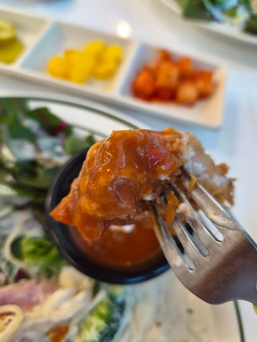 두 가지 메뉴를 함께 차린 테이블