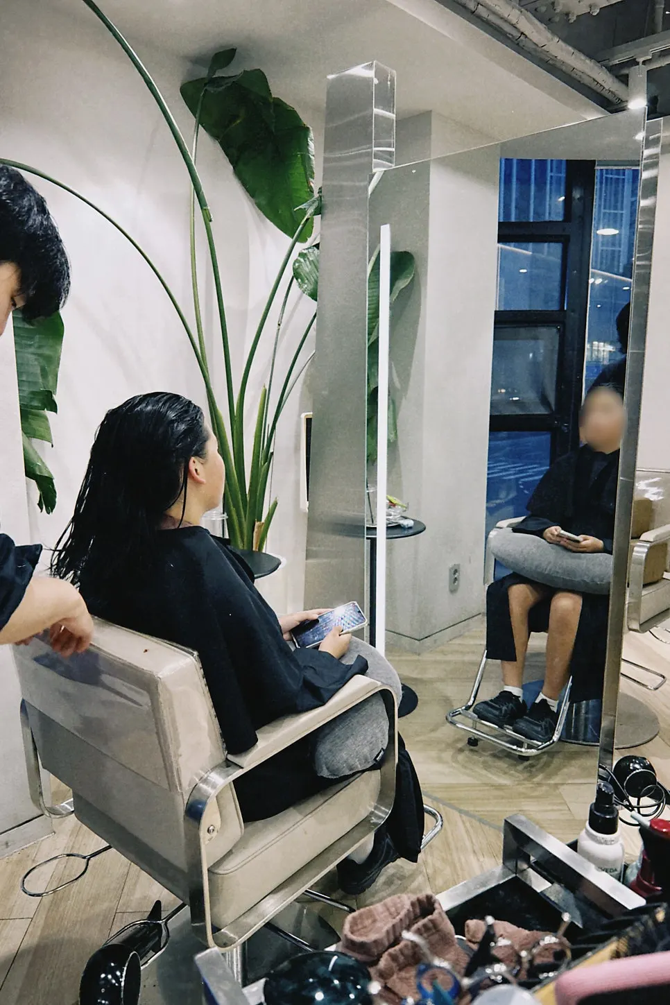 볼륨매직 약제 도포 후 정돈되는 중학생 머리