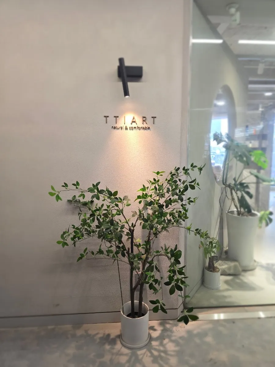 Salon entrance passage connected to the 2nd-floor parking lot