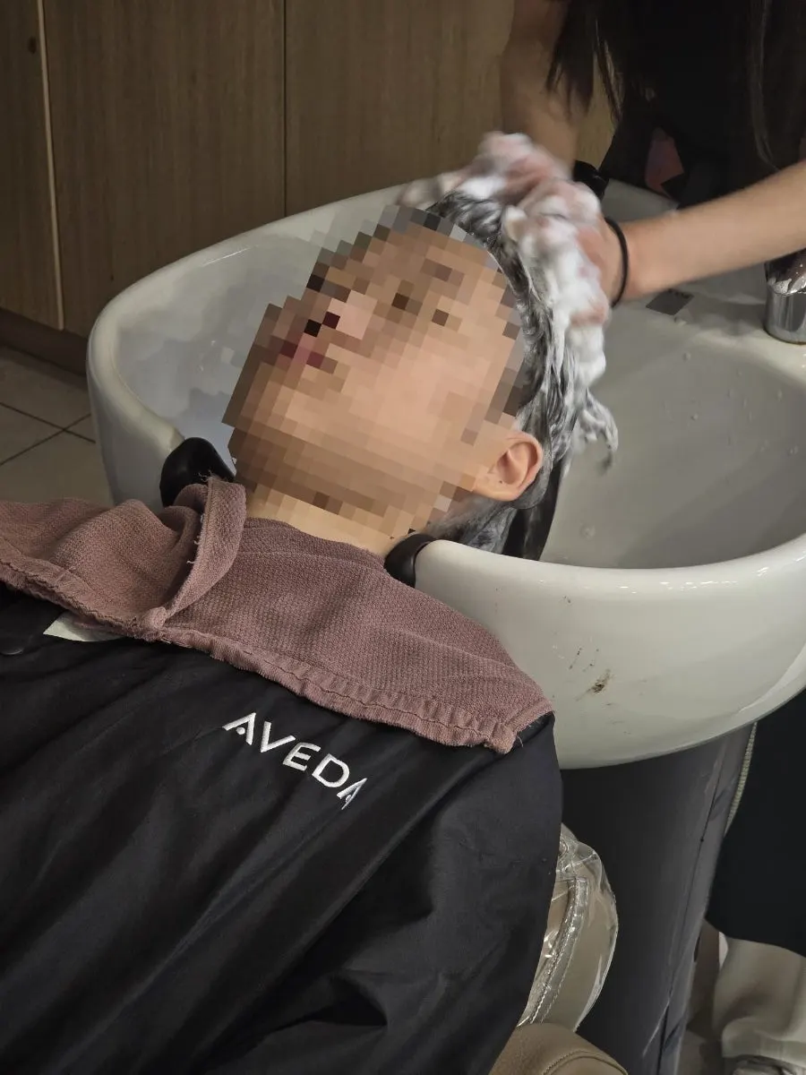 Side view of the child's hair after the cut