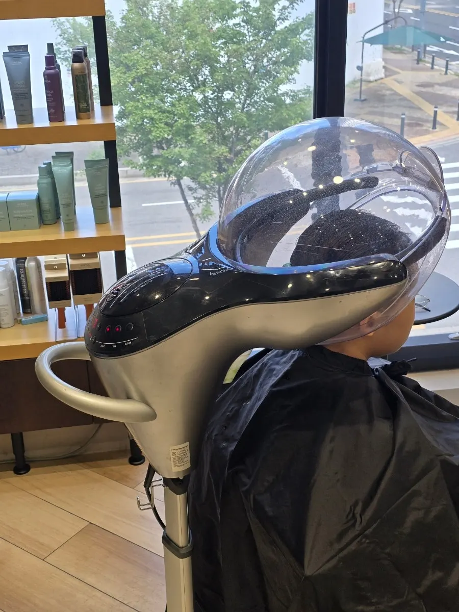 Scalp massage in the shampoo room