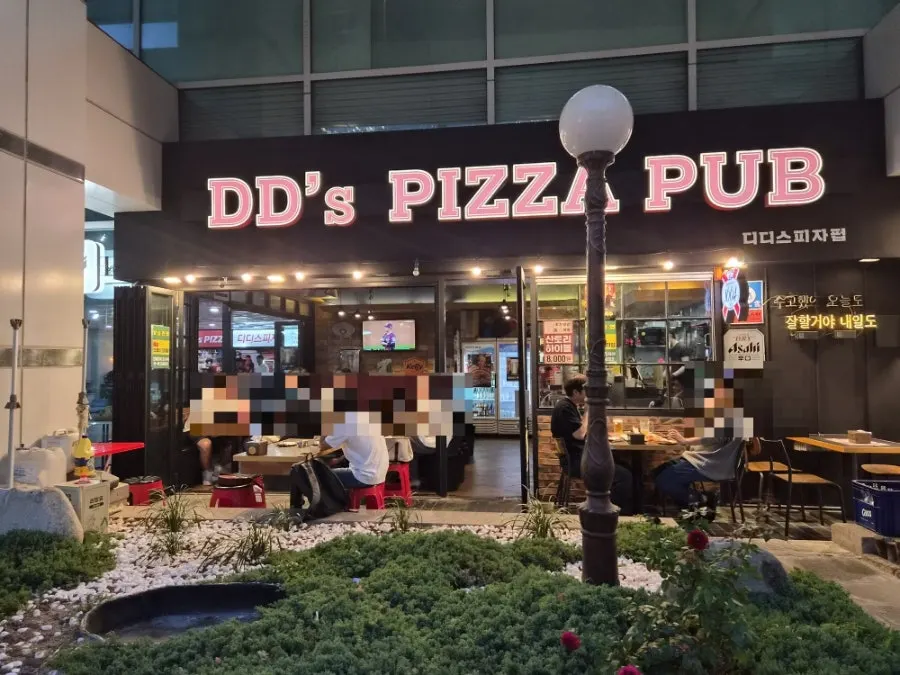 Exterior of Didi's Pizza Pub near Jongak Station