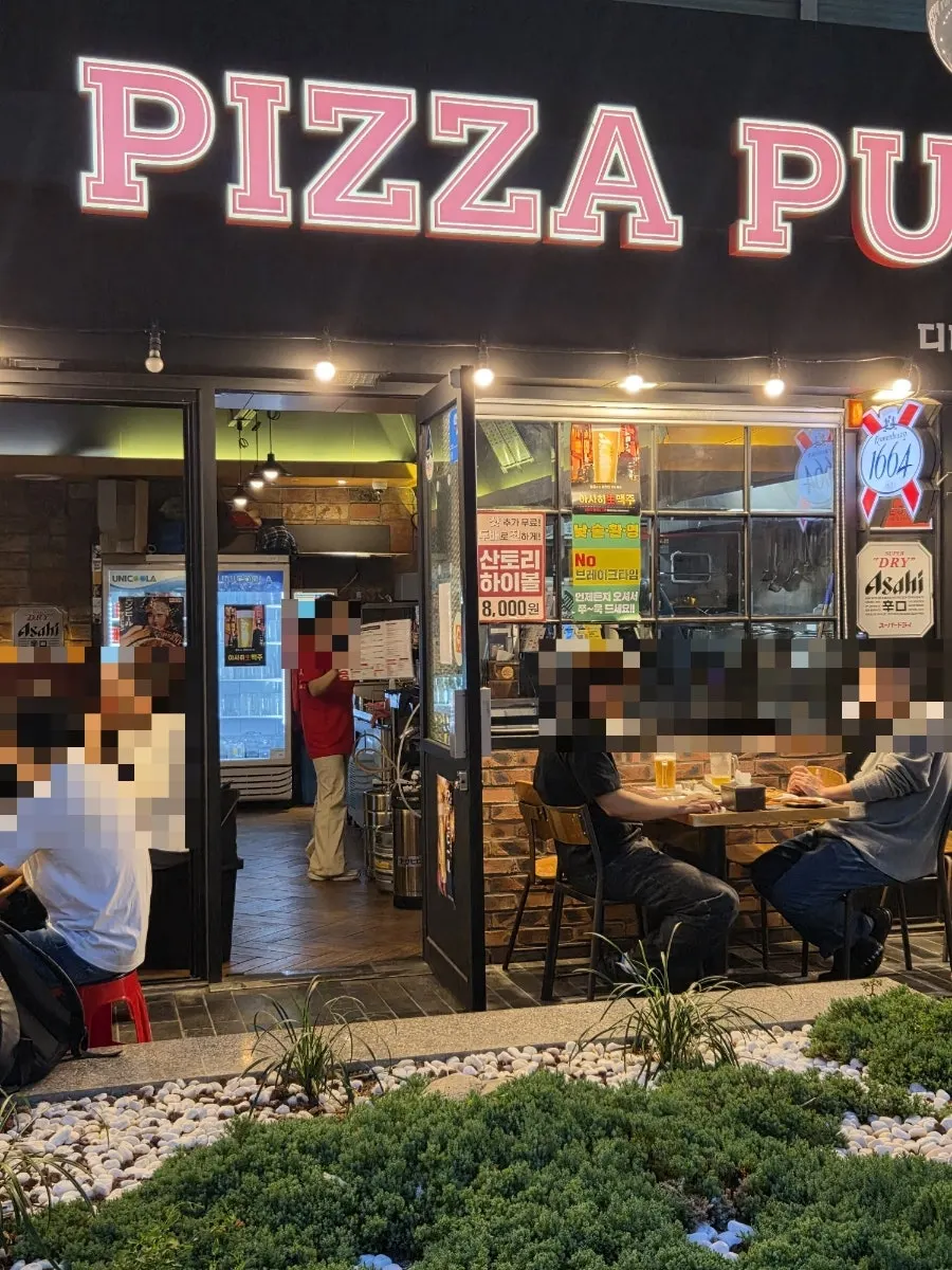 Main building of Didi's Pizza Pub with one wall open to outside