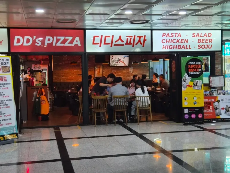 Interior of the American-pub-style annex at Didi's Pizza Pub