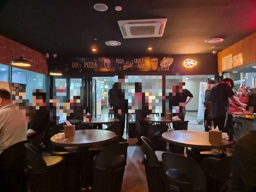 Table seating in the annex of Didi's Pizza Pub