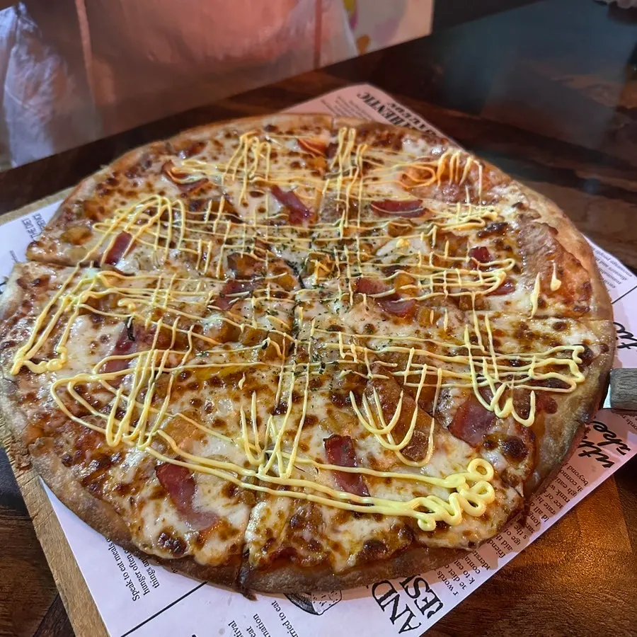 Whole garlic potato bacon pizza served just 5 minutes after ordering