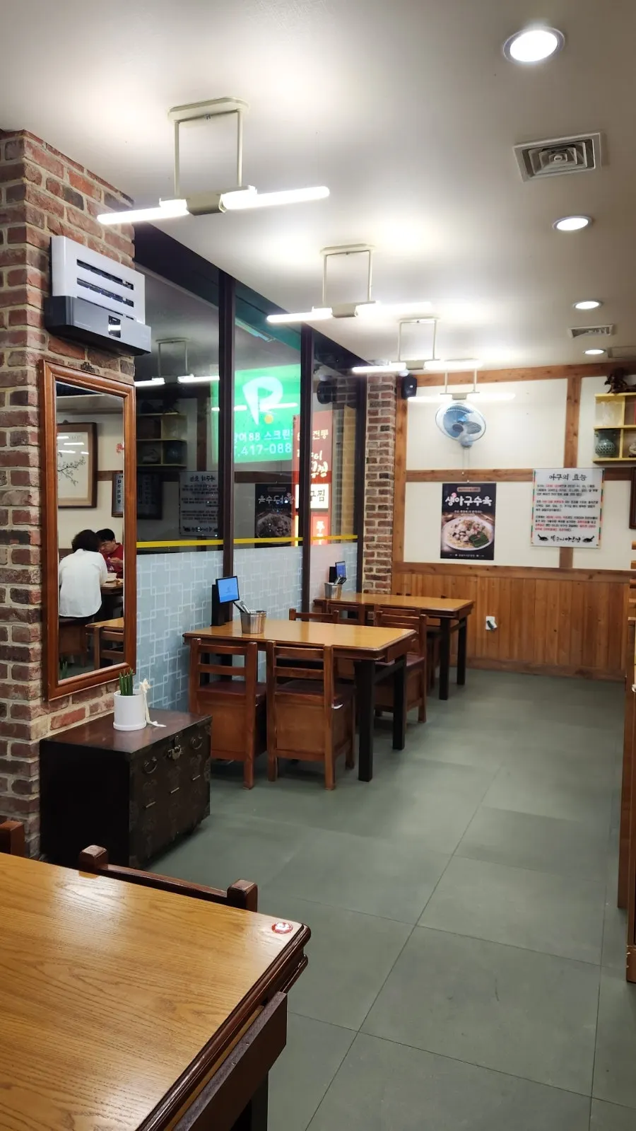 Spacious hall interior of Ttoksuni Agujjim Jamsil Direct Branch