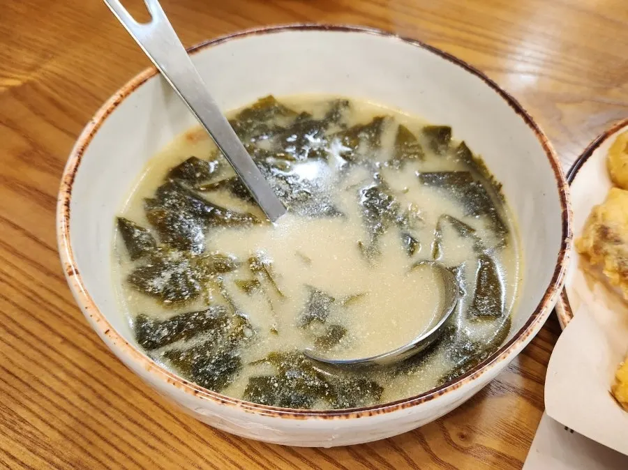 Nutty perilla seaweed soup and side dishes