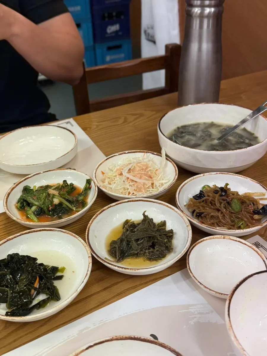 밑반찬 잡채와 나물, 샐러드 한 상