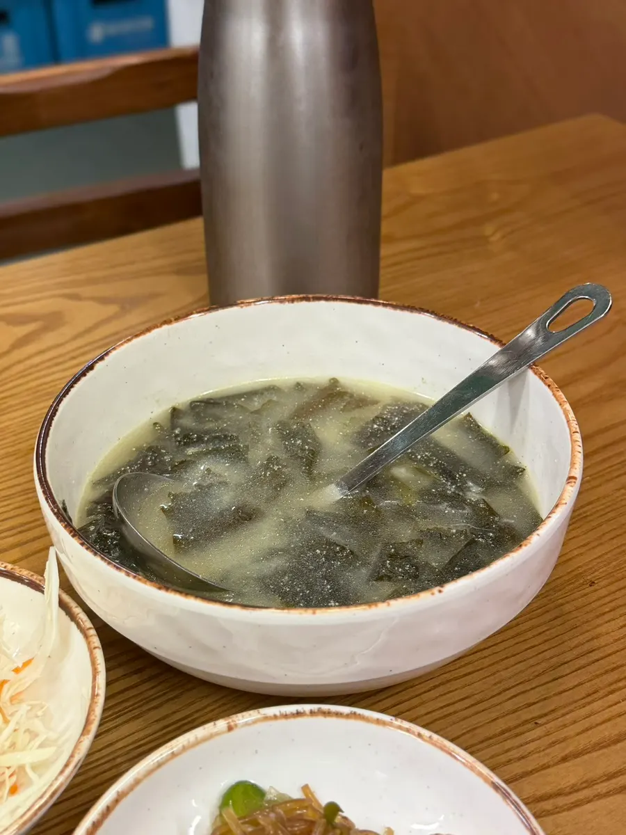 함께 나온 뜨끈한 미역국