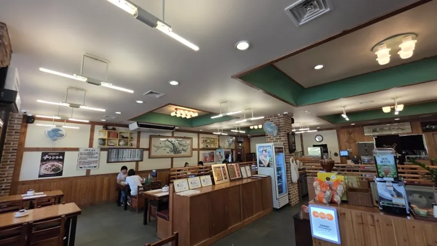 Spacious and clean interior of Ttoksuni Agujjim Jamsil Direct Branch