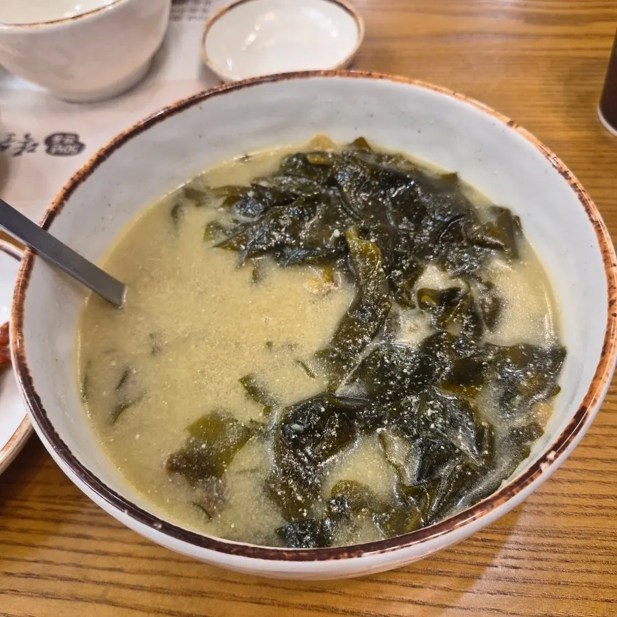 Basic side dishes with dongchimi and seasoned seaweed