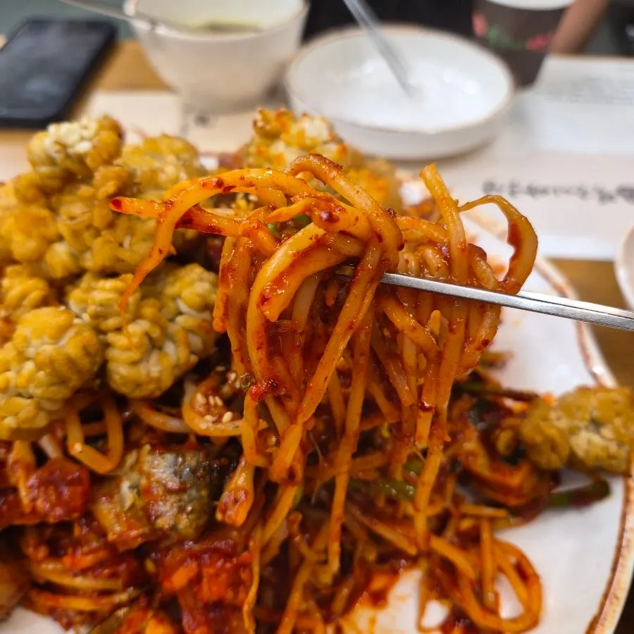 Sauce-soaked soft monkfish flesh and bean sprouts