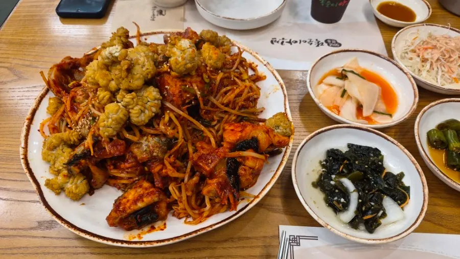 Full spread of goni-twigim agujjim shared between two people