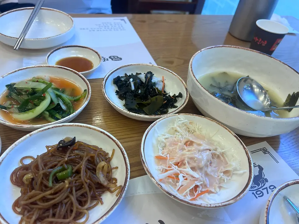 Table setting at Ttoksuni Agujjim Jamsil Direct Branch