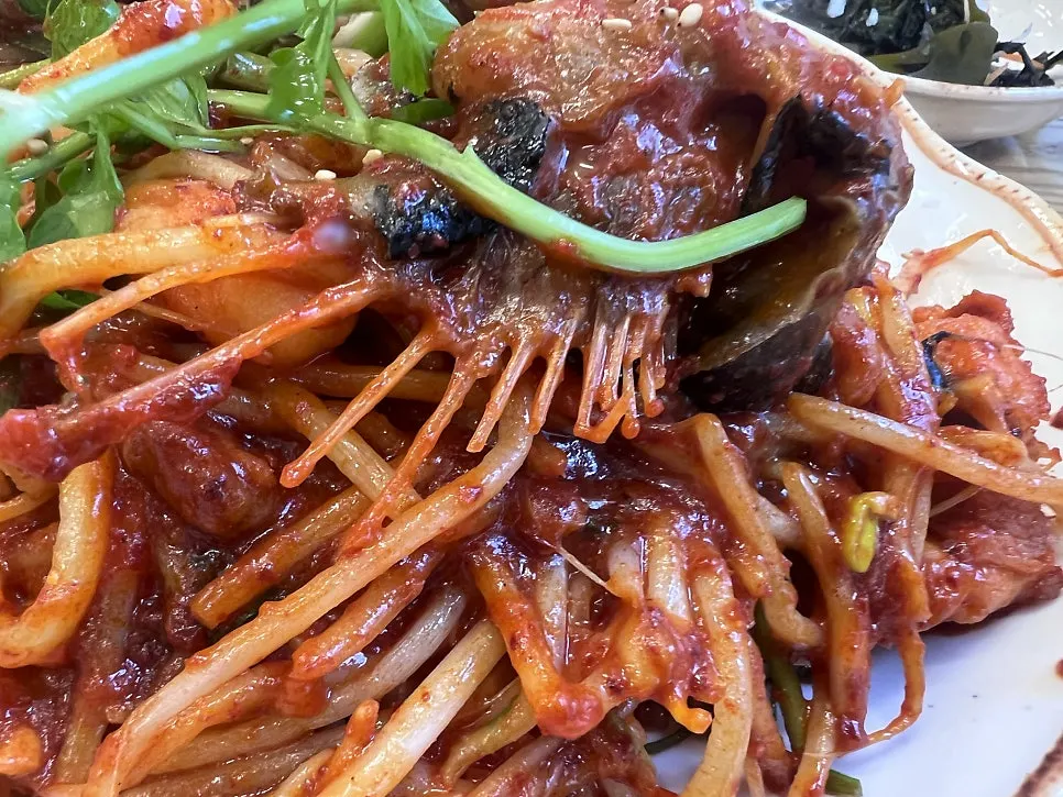 Large-size Ttoksuni Agujjim piled up like a mountain