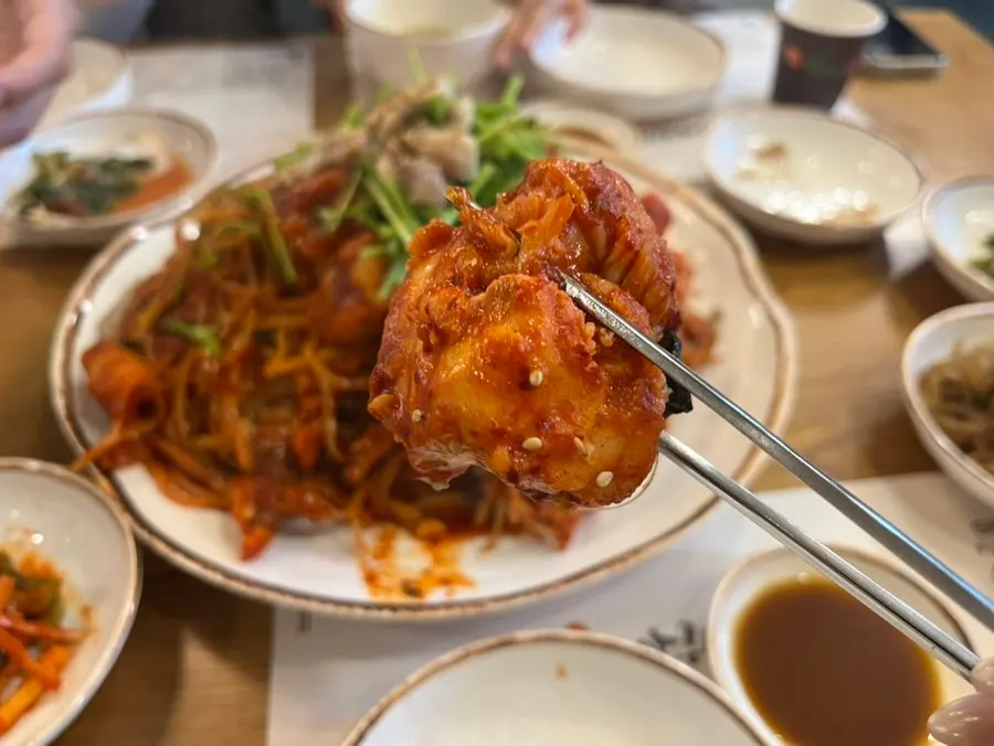 Agujjim with bean sprouts, ball-shaped sea squirts, and minari