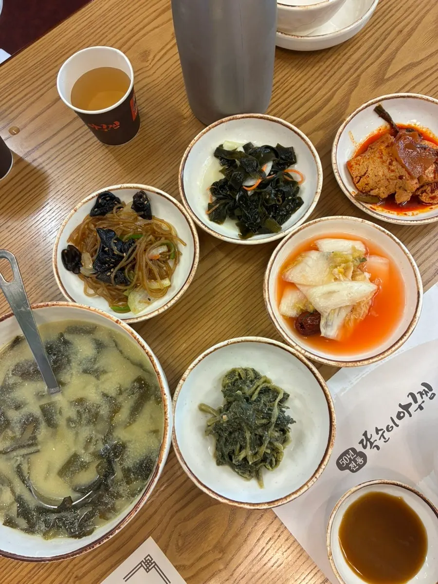 주문 후 세팅된 기본 반찬 상차림