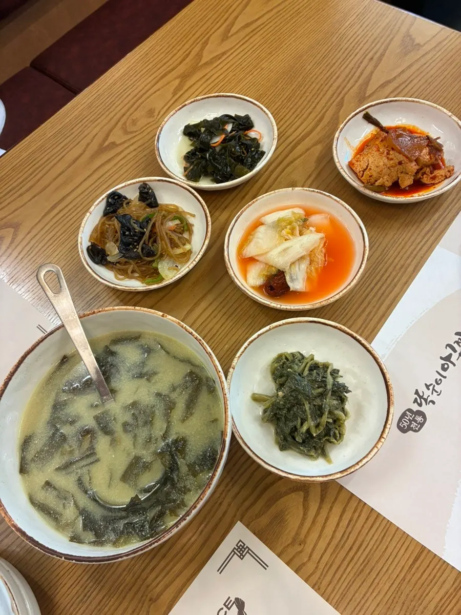 정갈하게 담긴 아구찜집 밑반찬