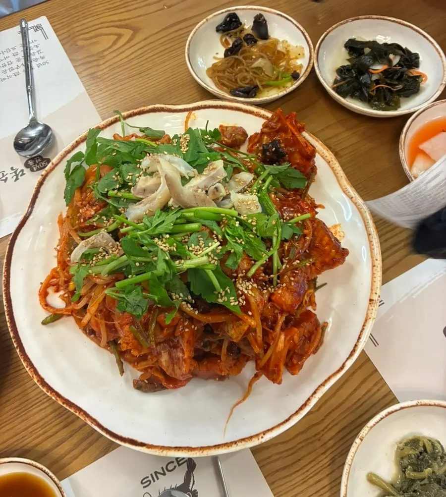 셀프바에서 담아 온 반찬
