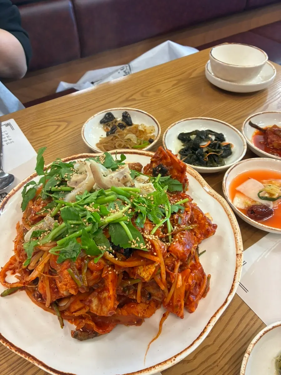 리필한 반찬이 놓인 식사 자리