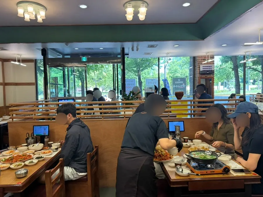 Interior view of the dining hall at Ttoksuni Agujjim Jamsil Direct Branch