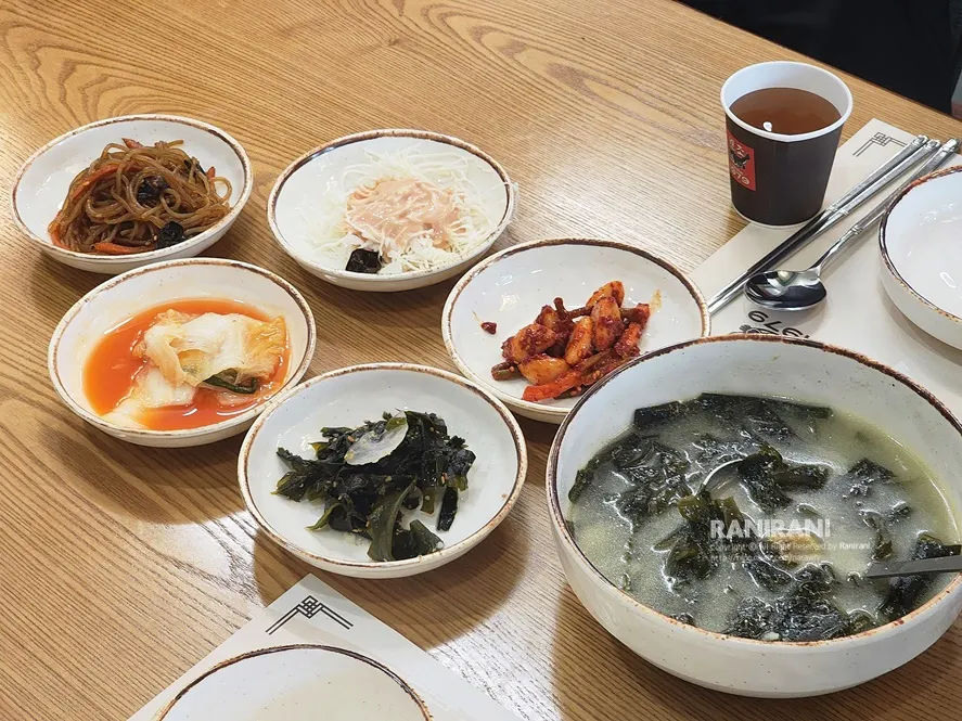 정갈하게 차려진 기본 반찬 한 상