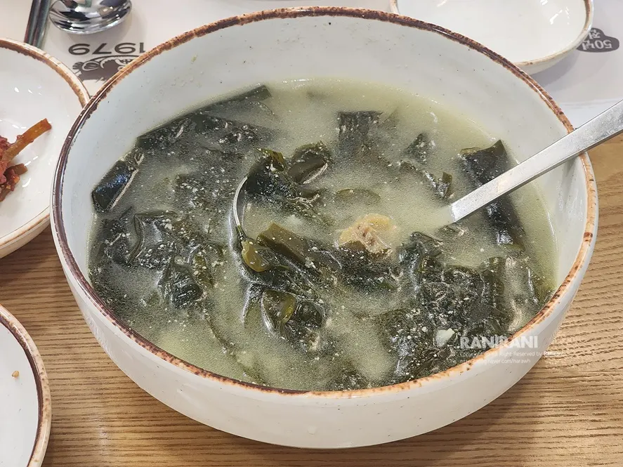 황태와 들깨가루로 맛을 낸 미역국 한 대접