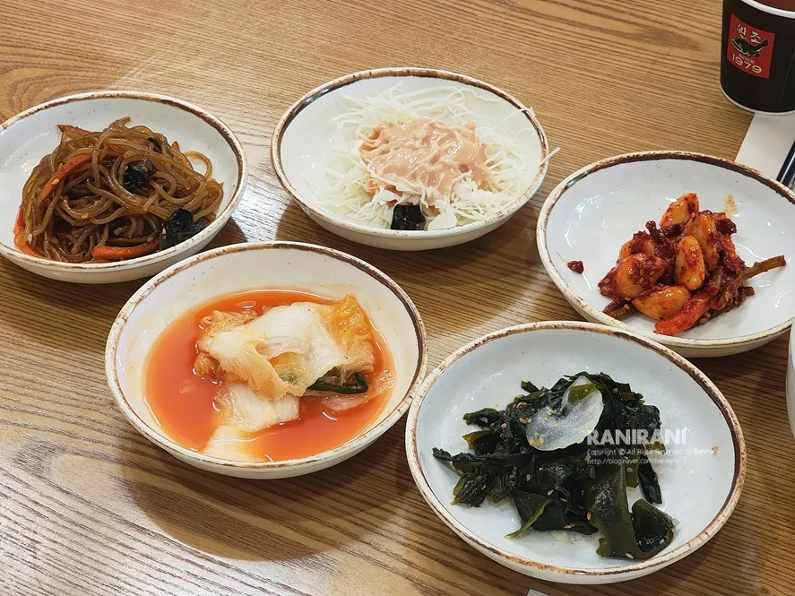 잡채와 양배추 샐러드, 물김치 등 기본 반찬