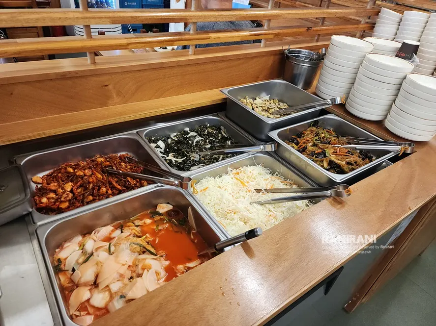 고추부각이 놓인 반찬 셀프바